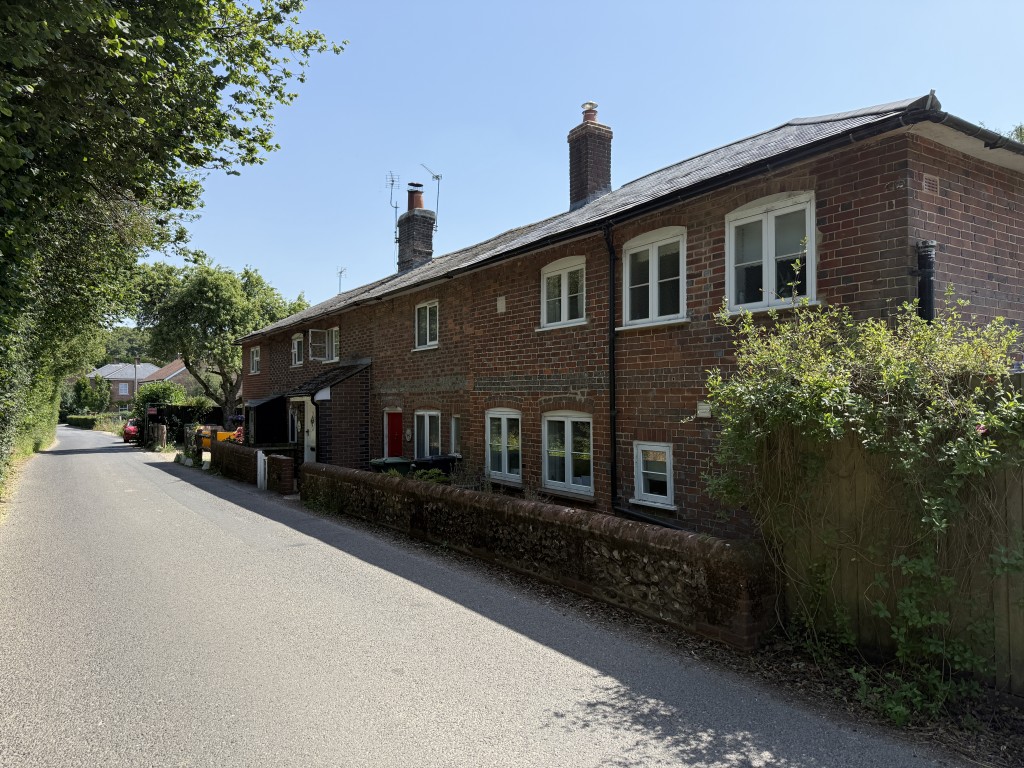 Lot: 134 - HOUSE FOR IMPROVEMENT WITH EXTENSIVE GARDEN - General view of the row of cottages